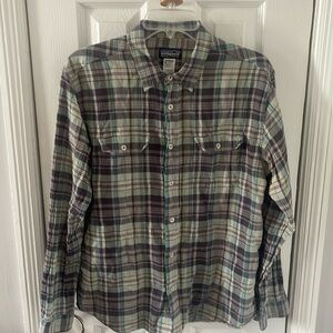 Patagonia men’s long sleeve size medium shirt button down shirt size